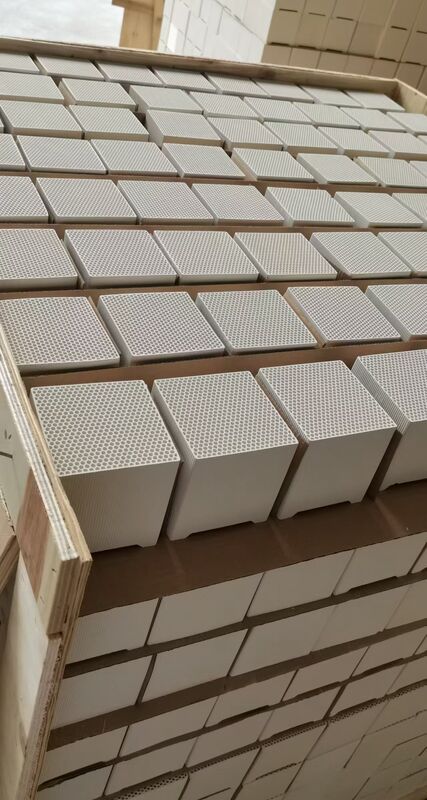 تراکم سوراخ عسل آویزان شده عسل آویزان سنگ کوراندوم مولیت برای به حداکثر رساندن کارایی تبادل حرارتی مواد آتش شکن